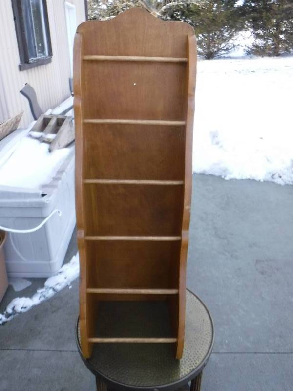 lot 7546 image: Wood magazine rack