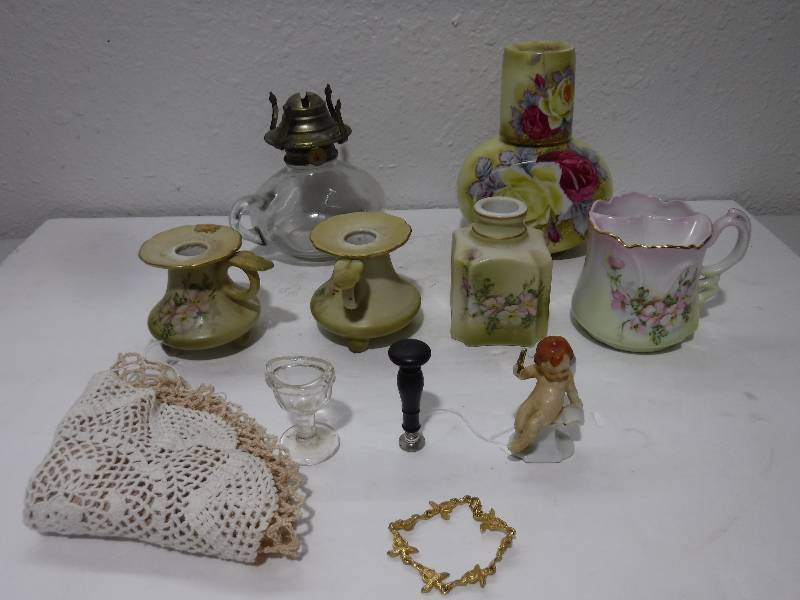 lot 7153 image: Vases, oil lamp, doilies and more