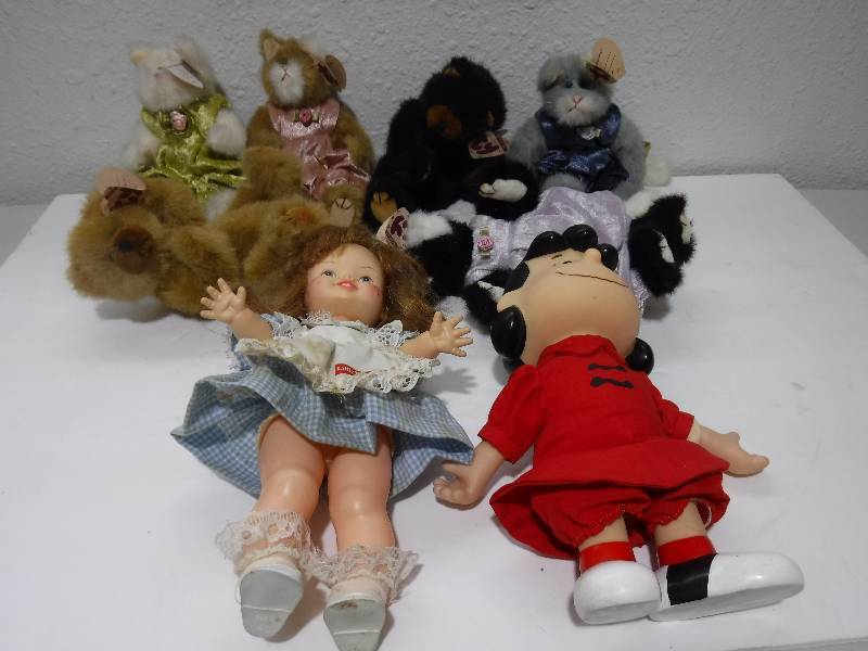 lot 7160 image: Doll lot, includes Lucy, little Debbie and ty beanies