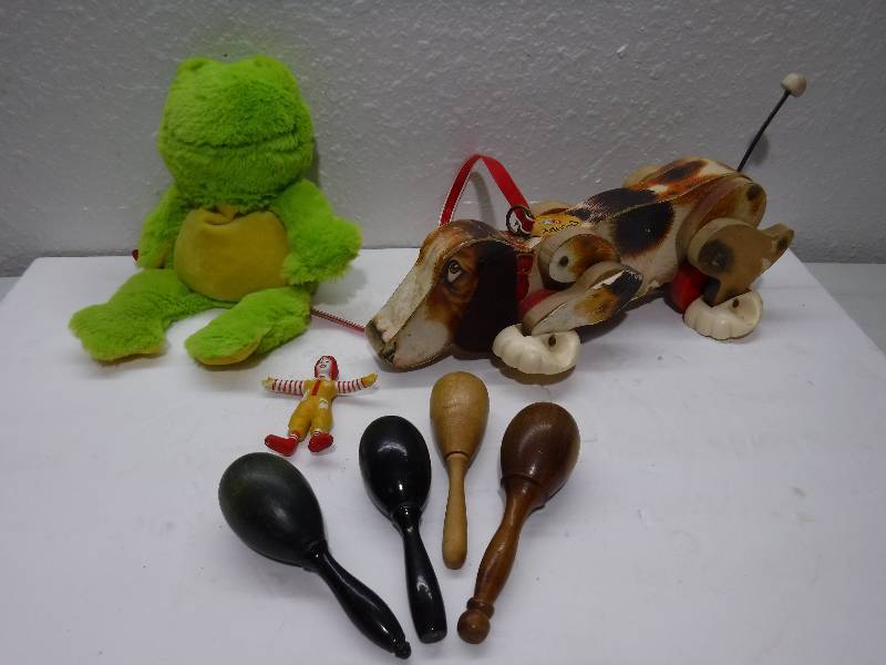lot 7166 image: Pull behind snoopy toy, maracas and more