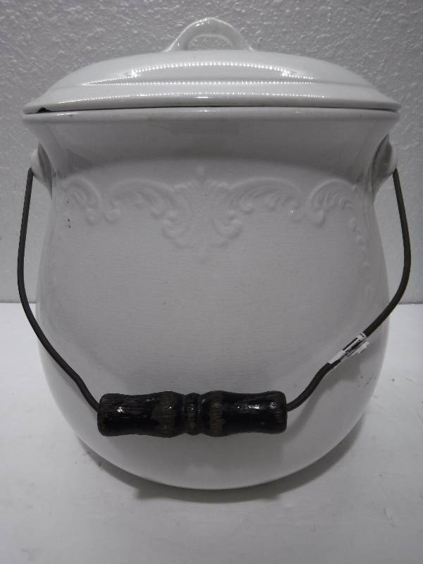 lot 7210 image: Chamber pot
