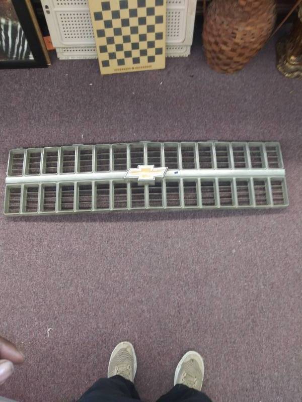 lot 3123 image: Early 80s Chevy Truck, Blazer, andor Suburban Models Plastic Grille