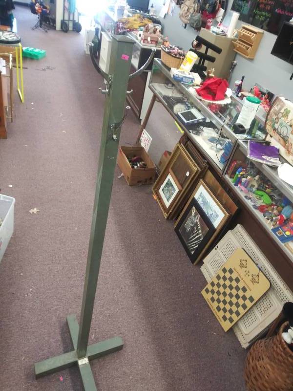 lot 3135 image: Metal Heavy Gauge Freestanding Office Coat Rack