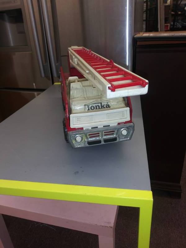 lot 3150 image: Vintage 1970s Tonka Fire Truck with Ariel Ladder Ladder&nbsp