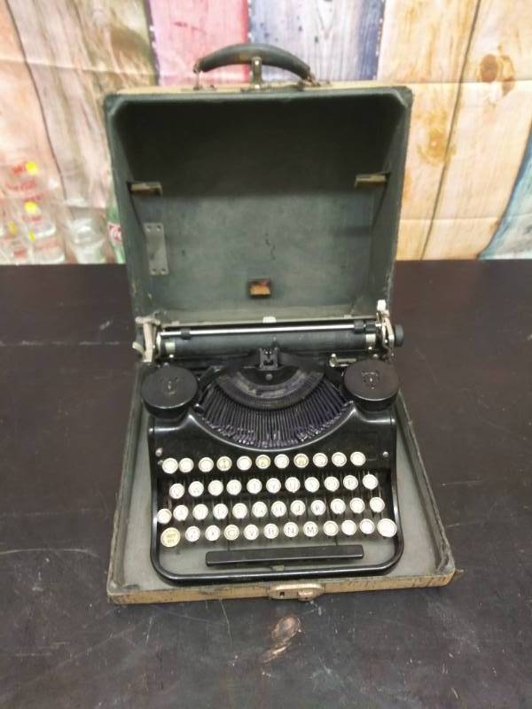 lot 3156 image: Underwood Elliot Fisher Co, Portable Typewriter
