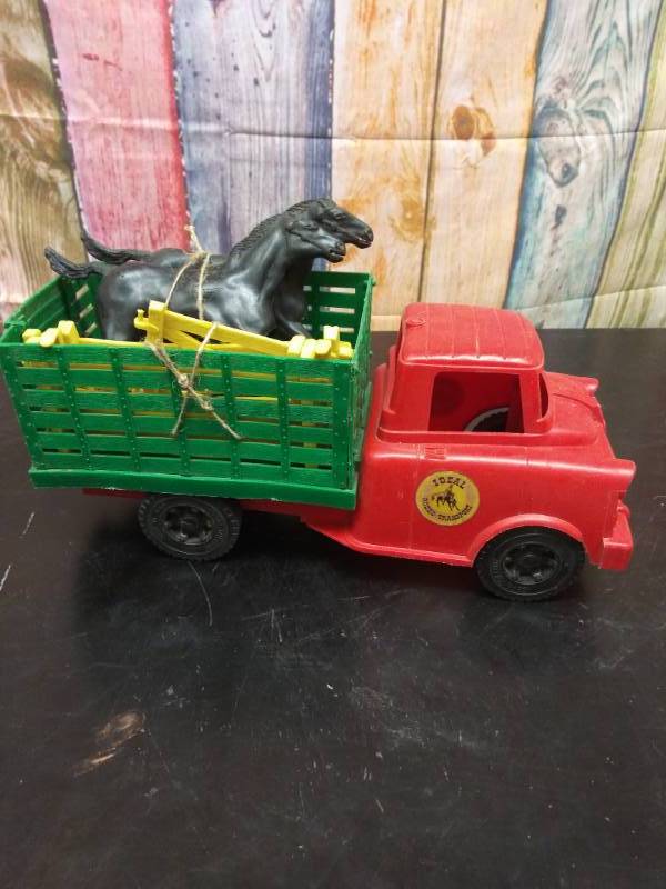 lot 3178 image: Ideal Rodeo Transport Toy Truck with Broncos and Fencing