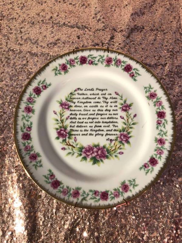 lot 6150 image: The Lords Prayer Rose Floral Decorative Plate with Wall Attachment
