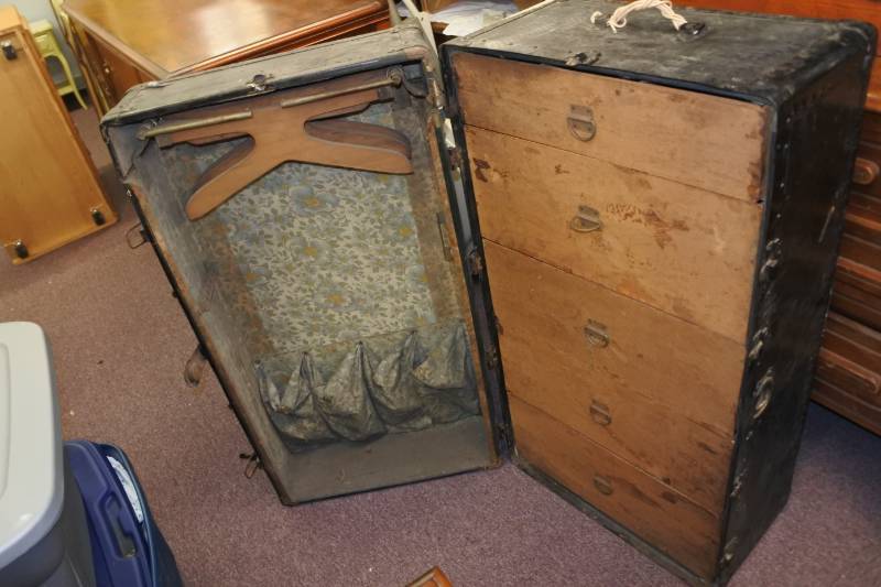lot 1101 image: Mid Century Steamer Trunk