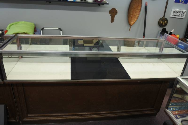 lot 1103 image: 6ft Store Display Cabinet - with keys