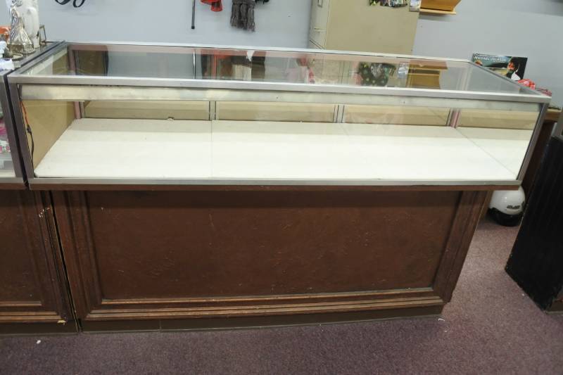 lot 1104 image: 6ft Store Display Cabinet - with keys