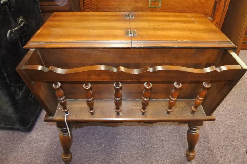 lot 1106 image: Mid Century Heywood Wakefield End Table with Magazine Rack