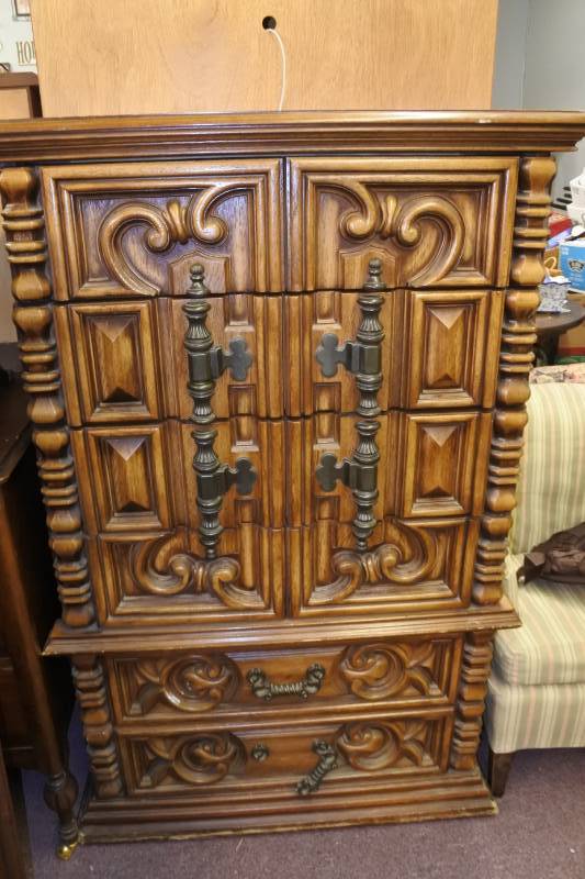 lot 1111 image: Vintage Carved Chest of Drawers