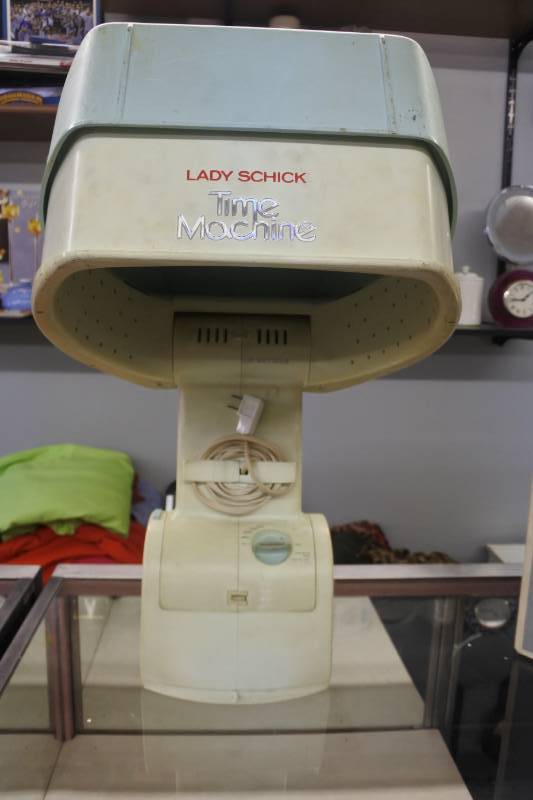 lot 1114 image: &nbspVintage 1970s Movie Prop Farrah Lady Schick Time Machine Adjustable Salon Hair Dryer