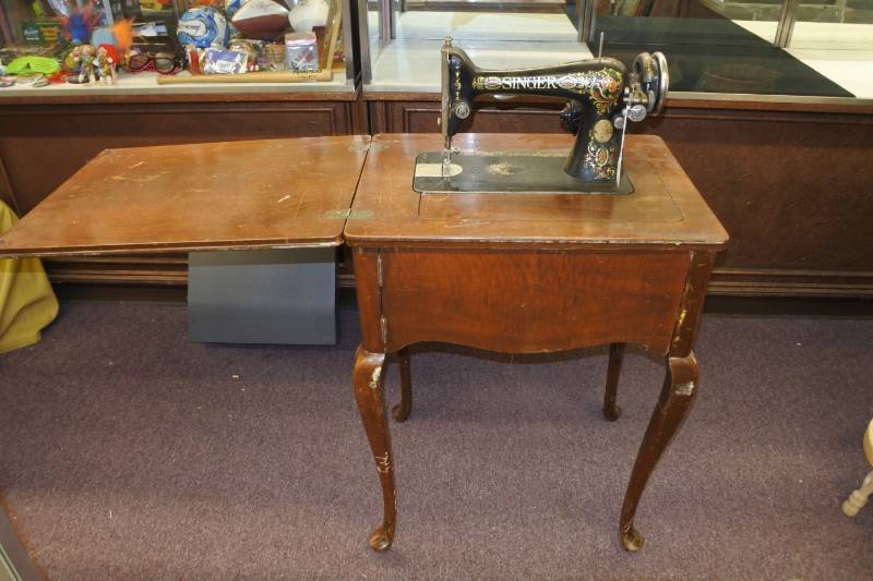 lot 1116 image: Vintage Singer Sewing Machine in Sewing Table