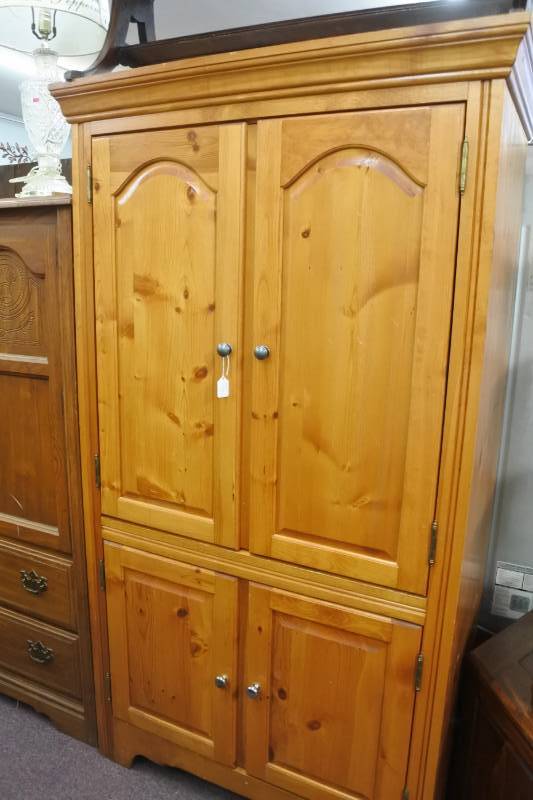 lot 1120 image: Traditional Style Television TV Armoire Entertainment Cabinet Hutch