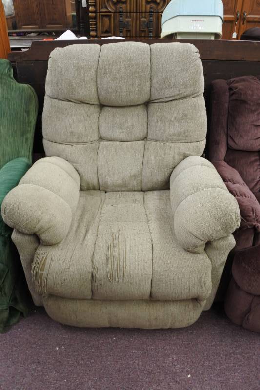 lot 1125 image: Beige Recliner -little worn but very comfortable