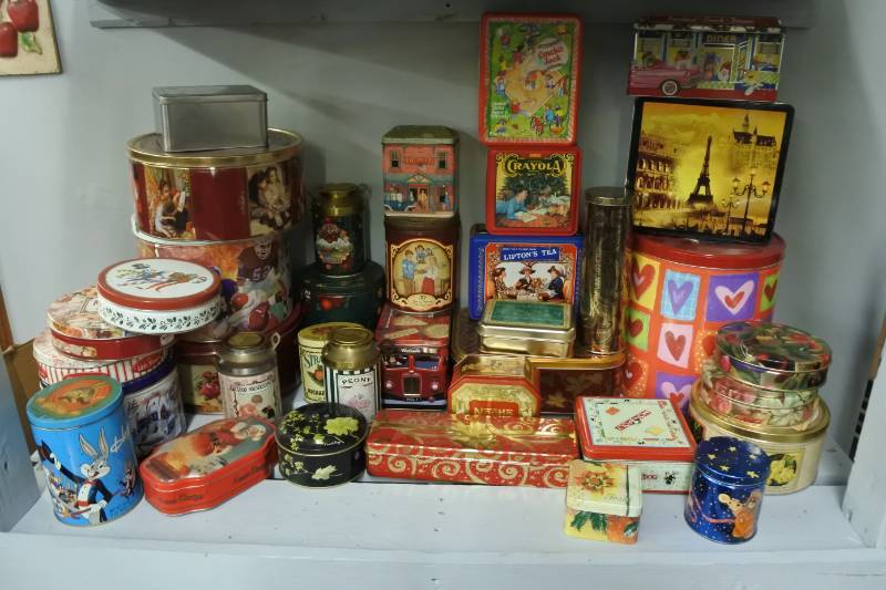 lot 3217 image: Massive Lot of Tins that include (cracker jack, bugs bunny, lipton tea, and more)