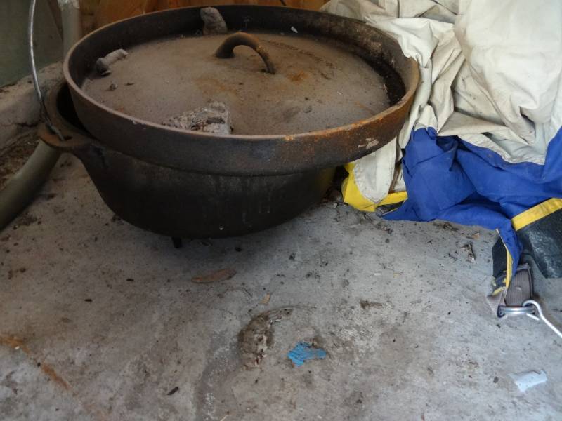 lot 3864 image: American Camper Cast Iron Pot, Patio Umbrella, Tent and More