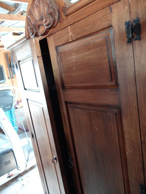 lot 3868 image: Armoire