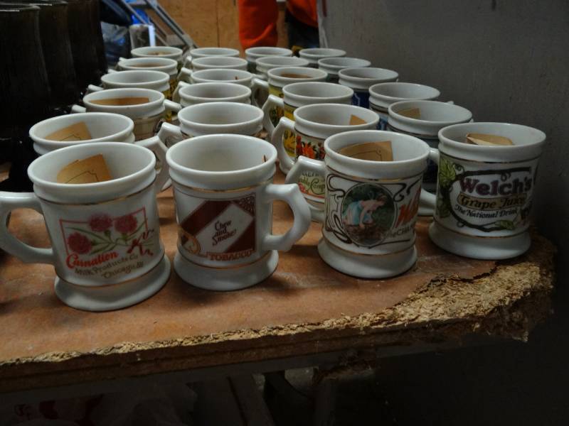 lot 3889 image: Collectible Mugs and Various Kitchen Items.