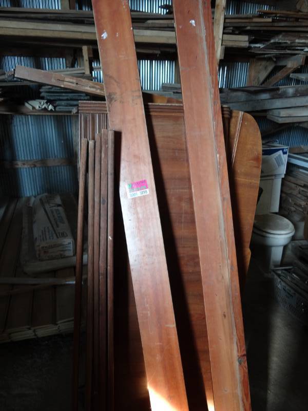lot 3898 image: Bed set and table