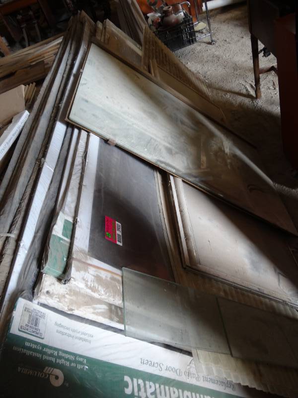 lot 3900 image: Various screens and glass