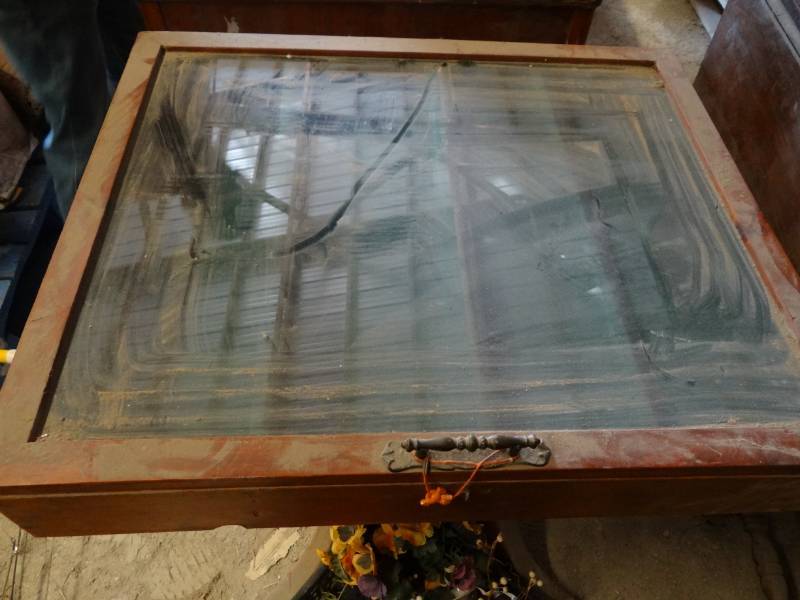lot 3906 image: Display Table, Glass Vases, and Home Decor
