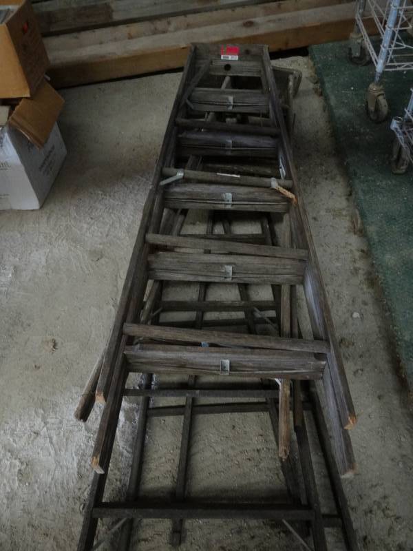 lot 3913 image: 3 Wooden Ladders