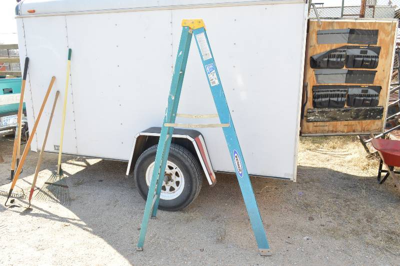lot 1001 image: 6ft Fiberglass Ladder - Werner