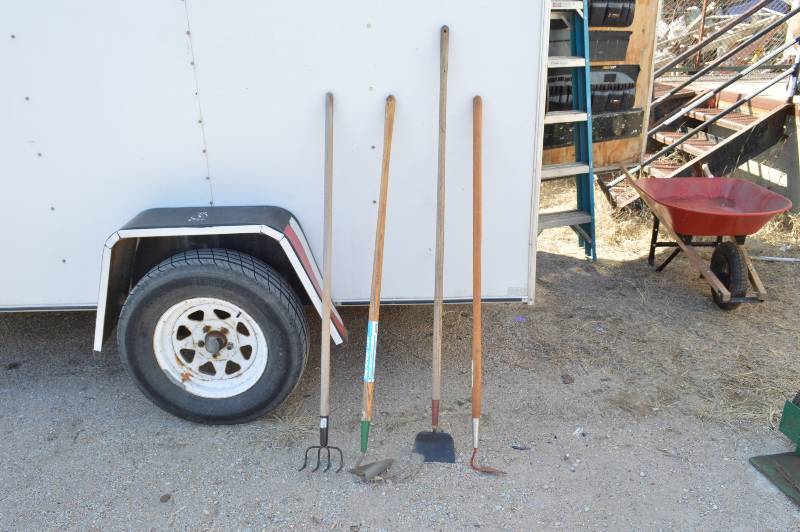 lot 1003 image: 4 Long Handle Lawn and Garden Tools