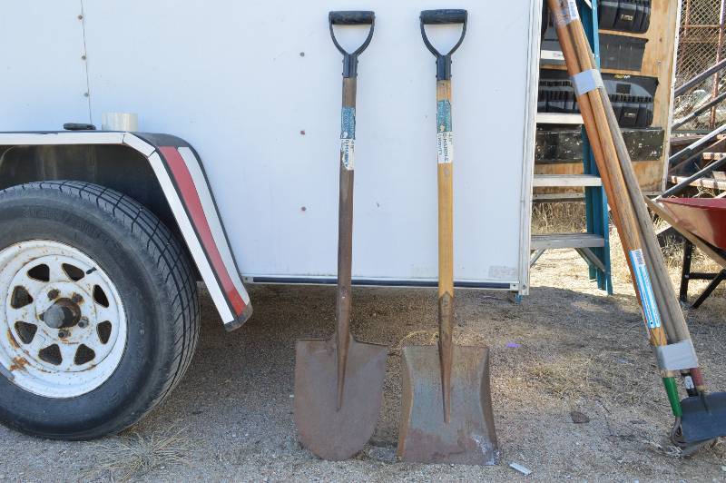 lot 1004 image: Short Handle Shovels 1 Square 1 Round