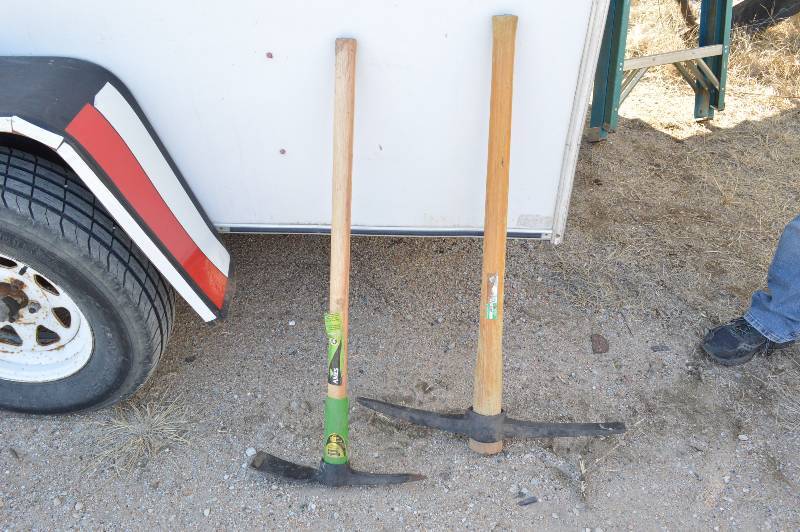 lot 1009 image: 2.5lb Pick Mattock & 36 RR Pick Handle