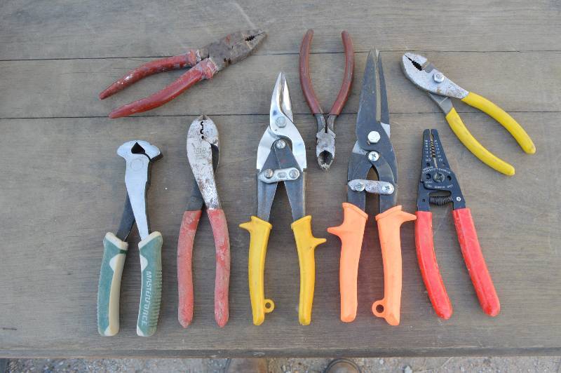 lot 1013 image: Assorted Pliers, Cutters, Tinsnips 8 pieces