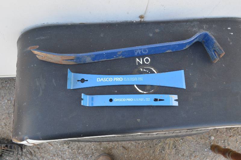 lot 1014 image: Flat Bar, Nail pullers