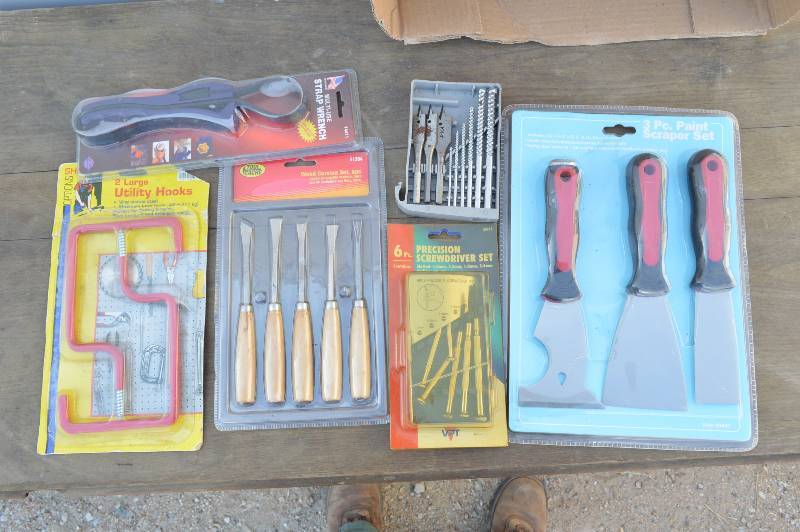 lot 1017 image: Assorted tool lot - paint scraper set and more