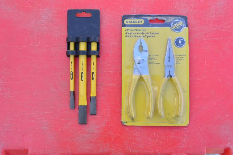 lot 1019 image: Stanley Pliers Set & Chisel Set