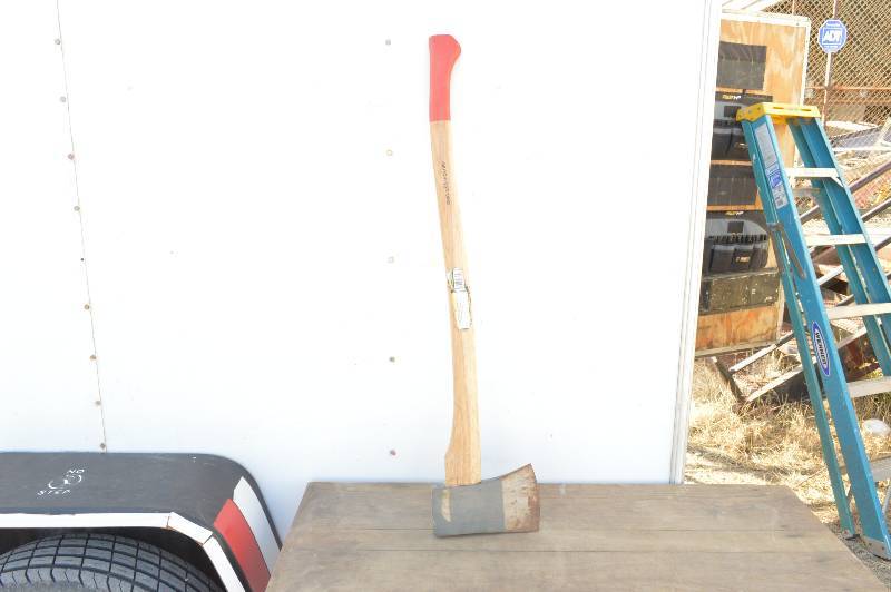 lot 1020 image: 4.5 lb Axe