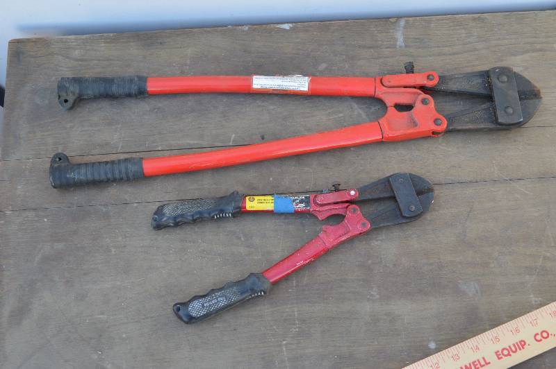 lot 1033 image: 2 bolt cutters - 14 in. & 24 in.