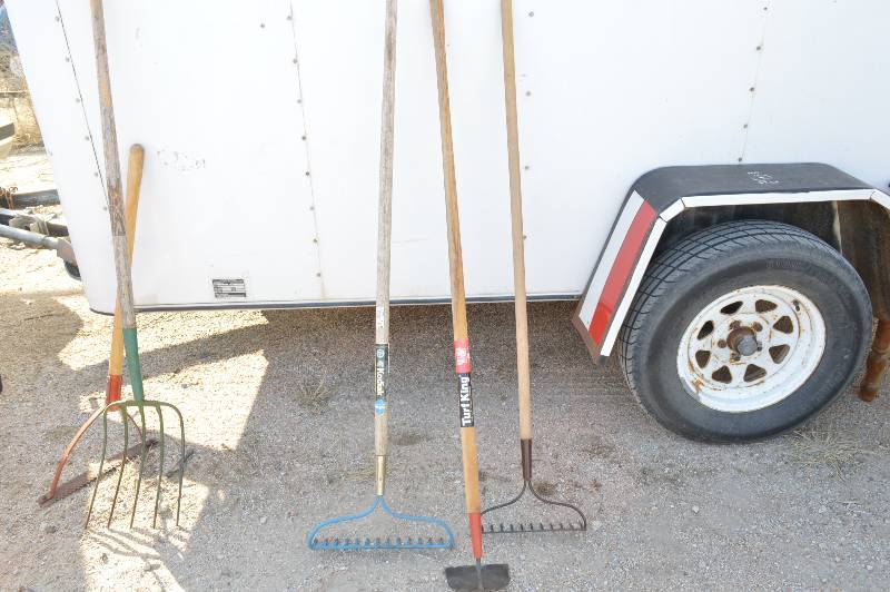 lot 1038 image: 3 Long-handled tools - 2 Rakes & 1 Hoe