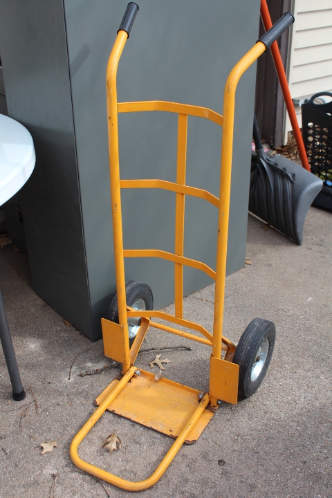 lot 1060 image: 2 Wheel Dolly - 2 welds on back straps are broke