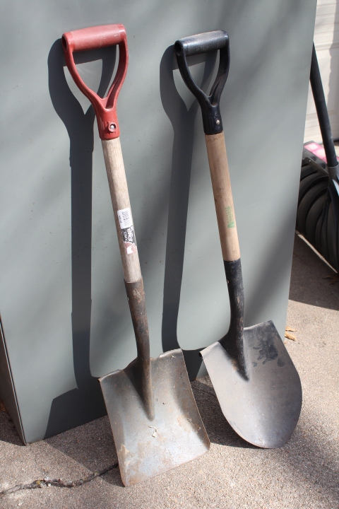 lot 1062 image: 2 Shovels - Square and Round Point
