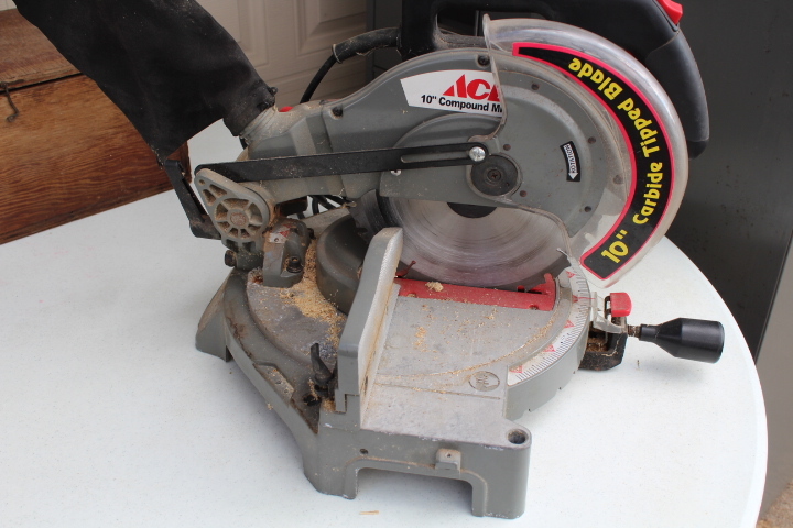 lot 1063 image: 10 Compound Miter Saw - Works