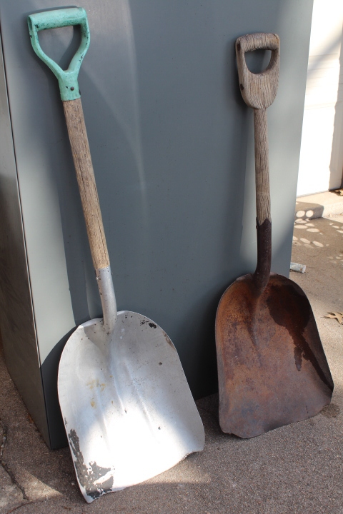 lot 1092 image: 2 Scoop Shovels