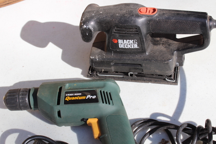 lot 1098 image: Black & Decker Drill & Sander
