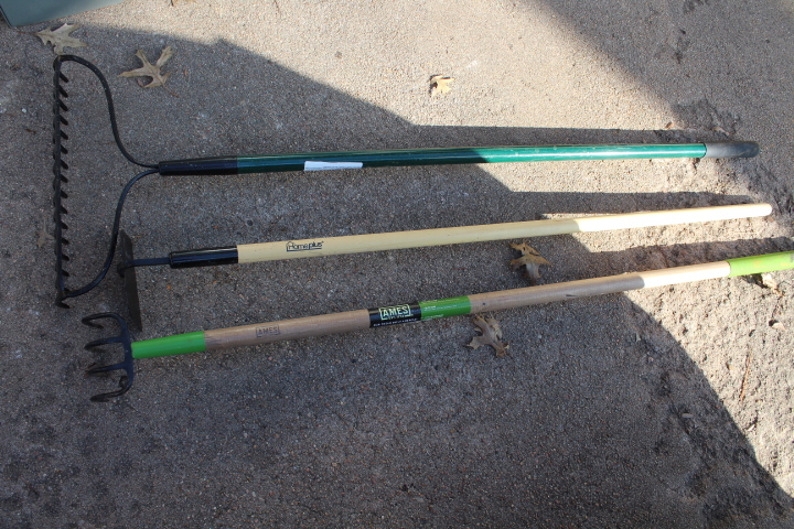 lot 1099 image: Long Handle Garden Tools - Like New