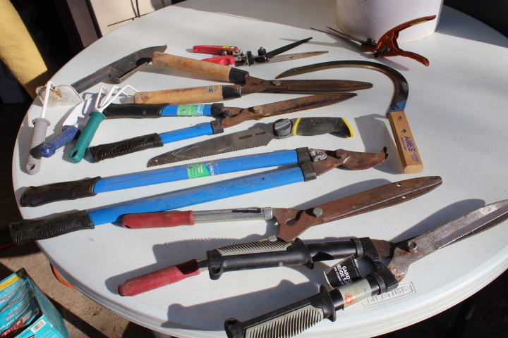 lot 1102 image: Miscellaneous Lawn & Garden Tools with 5 gal bucket