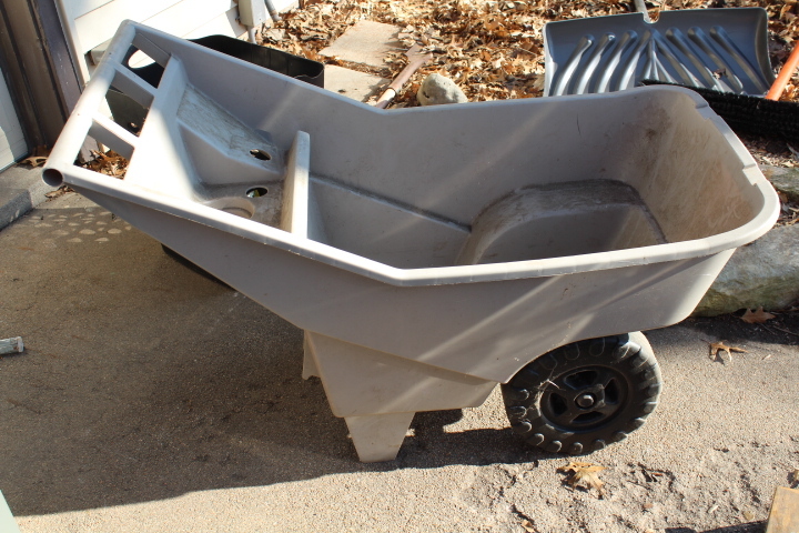 lot 1103 image: Rubbermaid Garden Cart