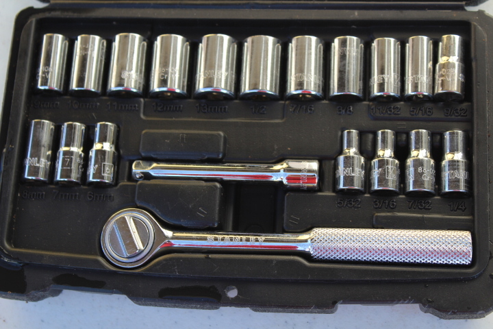 lot 1121 image: Stanley 20 Piece Socket Set - Perfect to keep in car