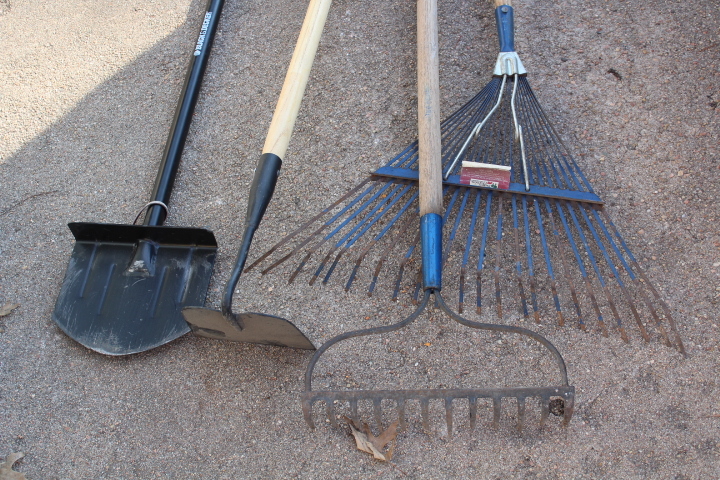 lot 1124 image: Black & Decker Edger, Hoe and 2 Rakes