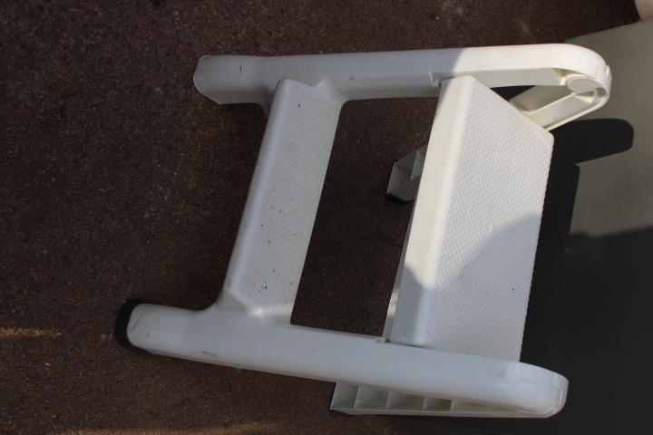 lot 1126 image: Rubbermaid Step Stool